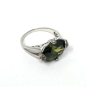 Sterling silver 925 green gemstone cocktail ring with cubic zirconia - size 8